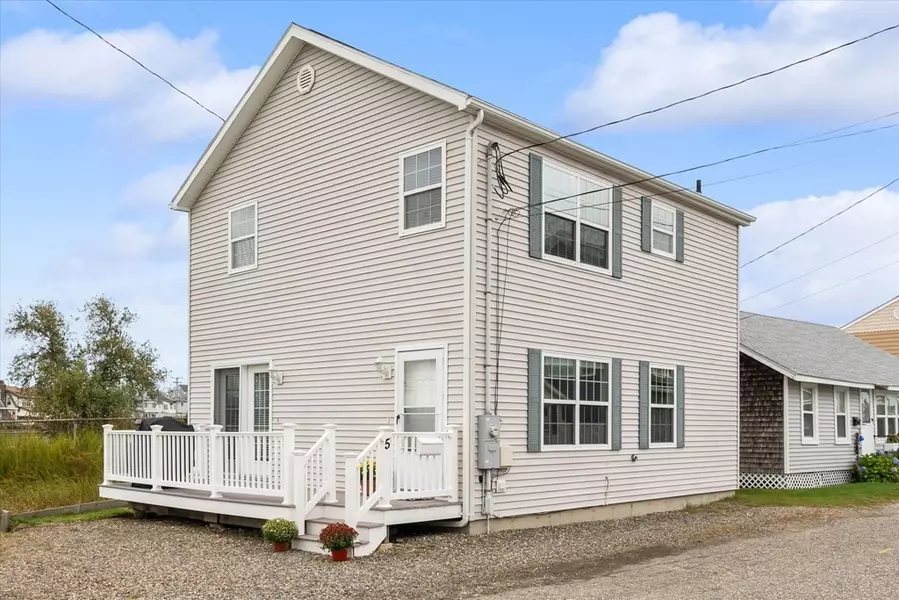 5 Chase St, Hampton, NH 03842