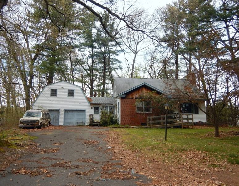 8 Molloy Avenue, Hatfield, MA 01038