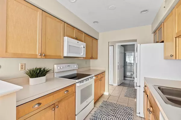 Hingham, MA 02043,4 Beals Cove Rd #B