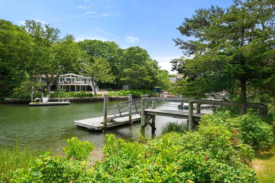 112 Wading Place Rd, Mashpee, MA 02649