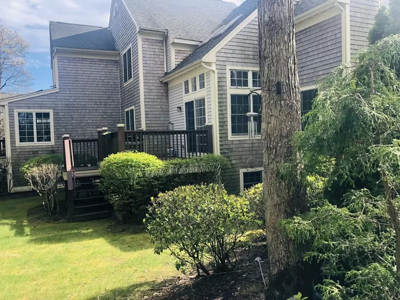 46 Gold Leaf Ln #46, Mashpee, MA 02649