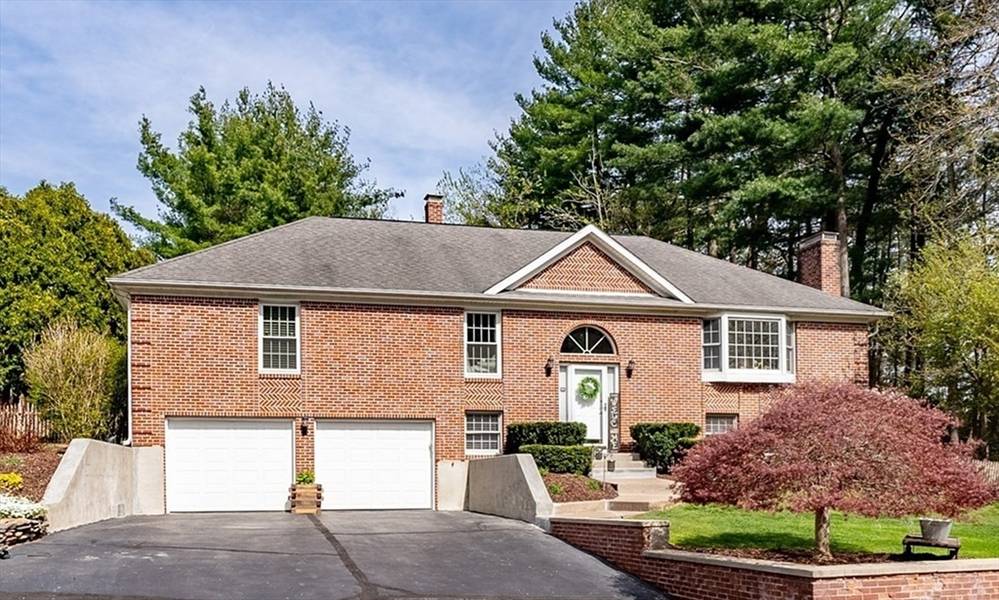 11 Fawn Ln, Westfield, MA 01085