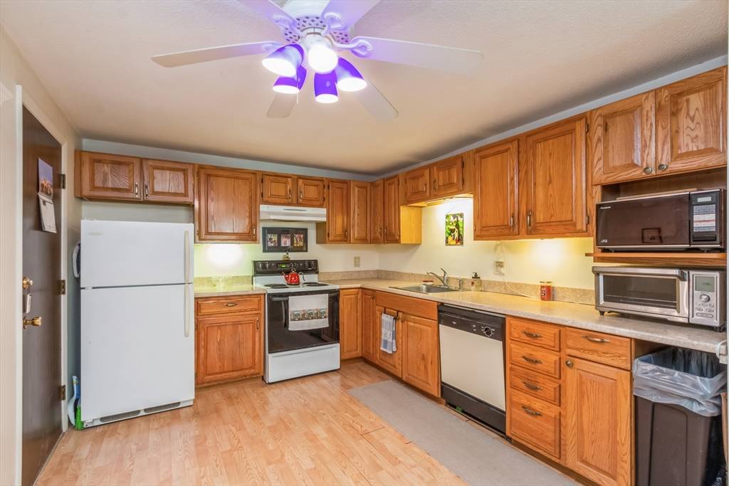Medfield, MA 02052,89 Pleasant St #D2