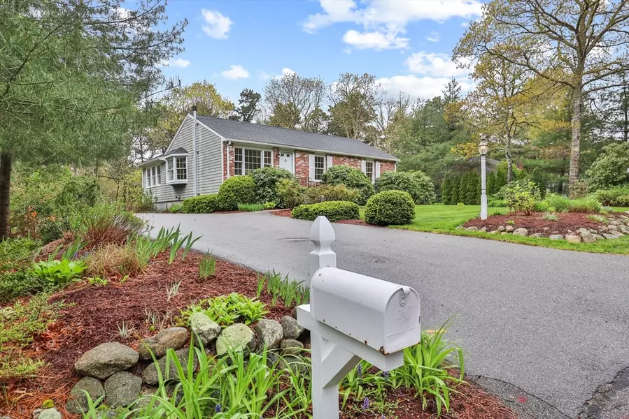 27 Dry Hollow Ln, Mashpee, MA 02649