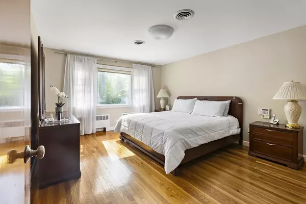 156 Woodcliff Rd Newton, MA 02461