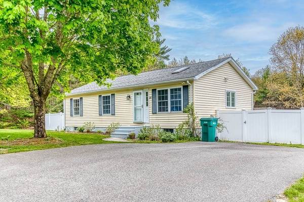 28 Myles Standish Dr, Carver, MA 02330