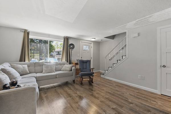 402 Village Dr #402, Bourne, MA 02532