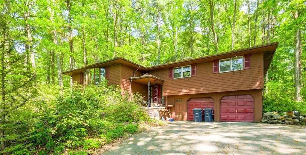 7 Woodlawn Dr, Sturbridge, MA 01566