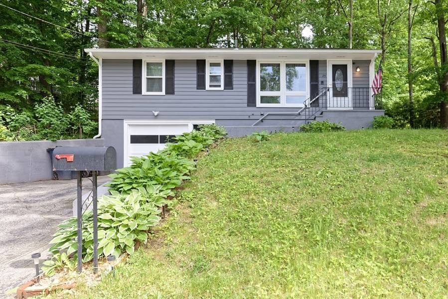 25 Pinedale St, Southbridge, MA 01550