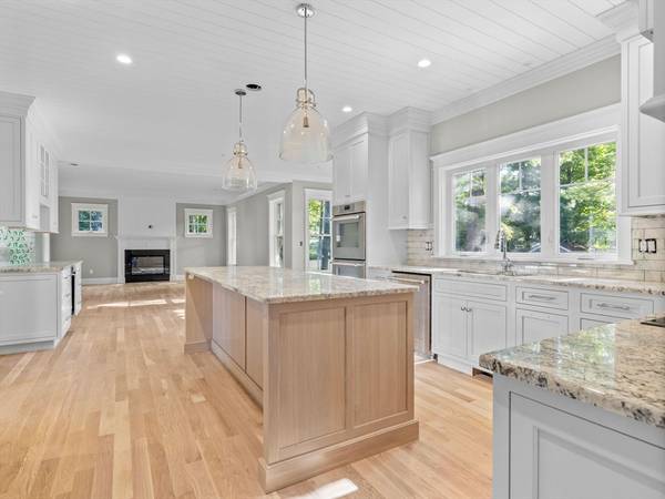 Wellesley, MA 02482,14 Oakencroft Road