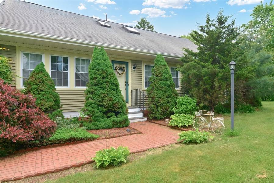 353 Ledge Rd, Seekonk, MA 02771