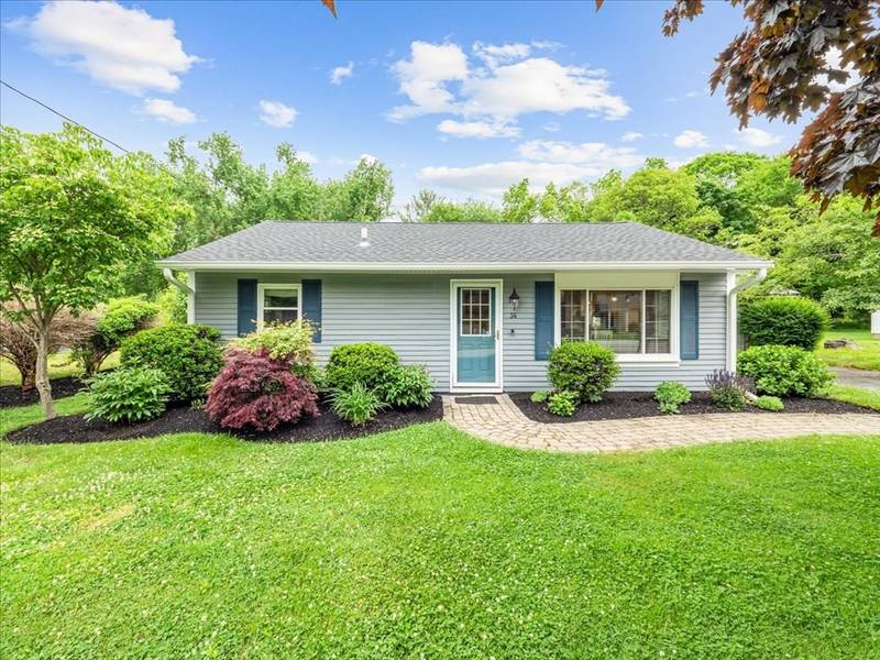 34 Davis St, Hanover, MA 02339