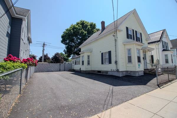 Lowell, MA 01852,24 Blossom St