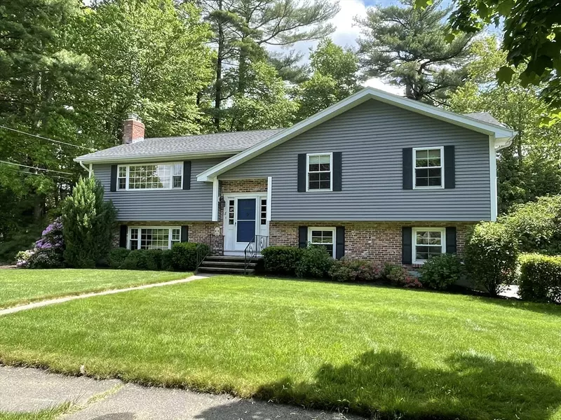 8 Fieldstone Ln, Beverly, MA 01915