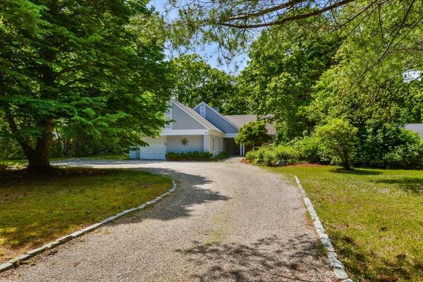 186 Coonamessett Cir, Falmouth, MA 02536