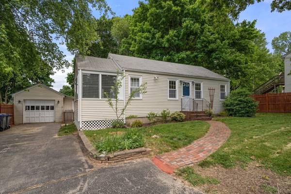 24 Everett St, Plainville, MA 02762