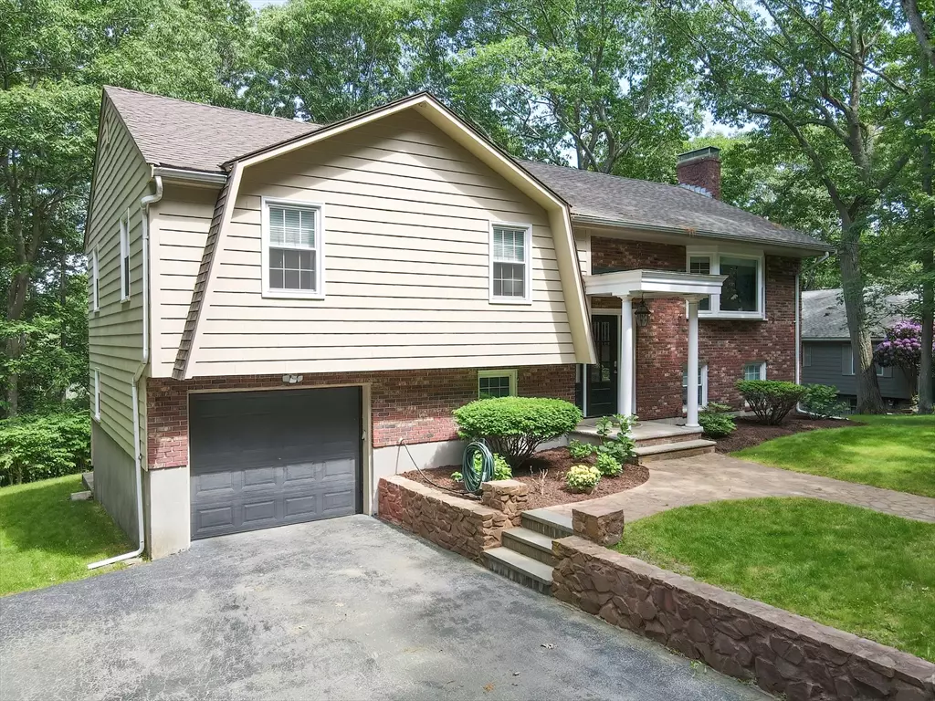Lynnfield, MA 01940,4 Hawkes Ln