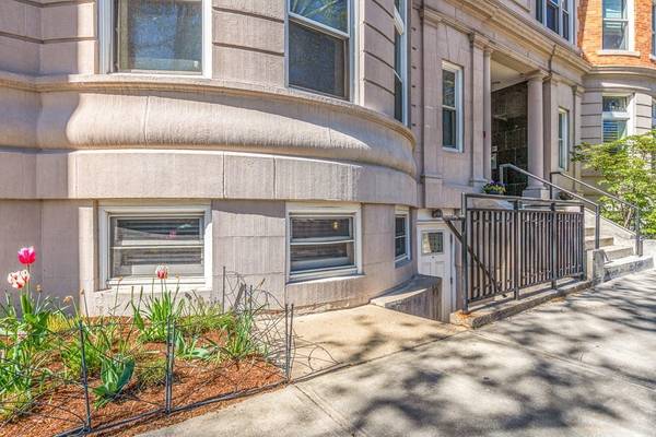 Brookline, MA 02445,1824 Beacon St #1