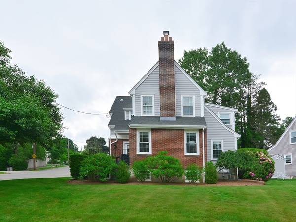 1133 Brook Rd, Milton, MA 02186