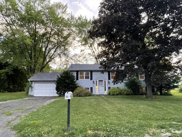 15 Carriage Ln, Amherst, MA 01002