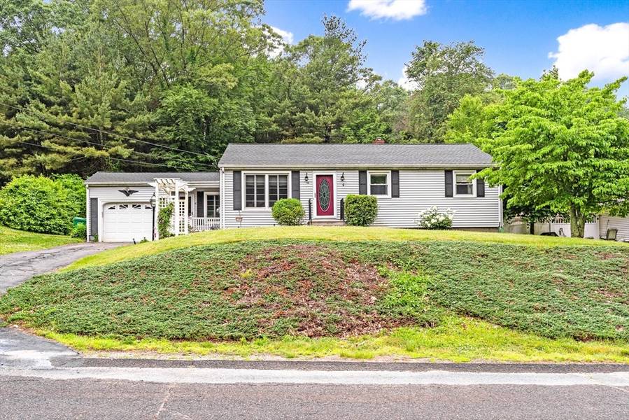 16 Pine Grove Circle, Uxbridge, MA 01569