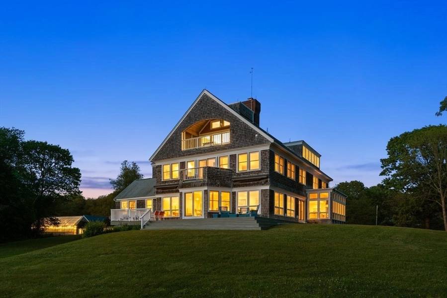 1069 Horseneck Rd, Westport, MA 02790