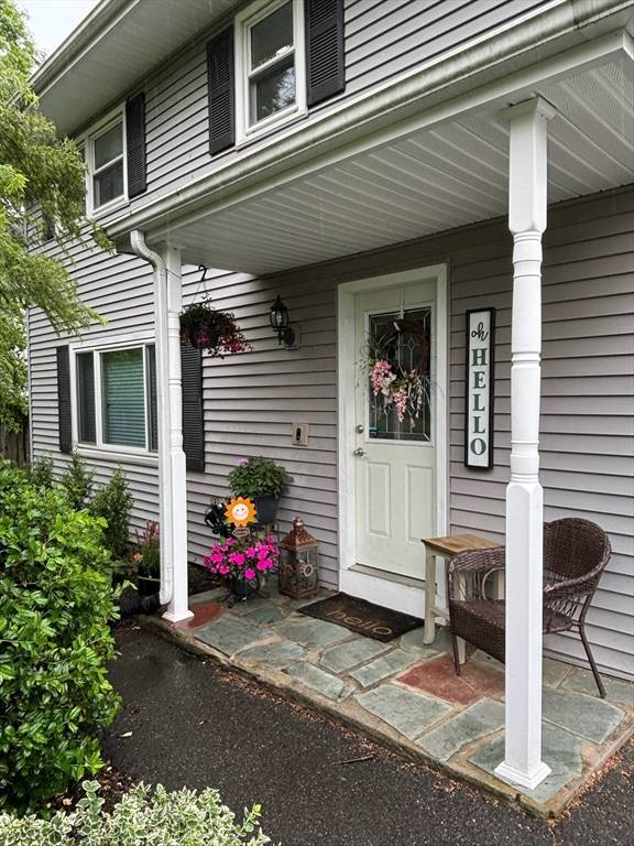 77 8th Ave, Chicopee, MA 01020