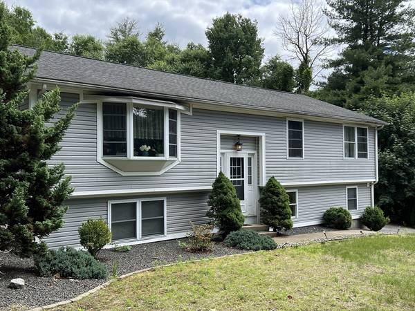 5 Circle Dr, Wilbraham, MA 01095