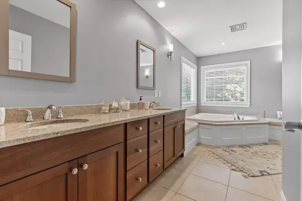 4 Alice Dr Wayland, MA 01778