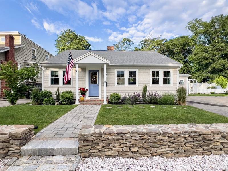 11 Cliff Rd, Hingham, MA 02043