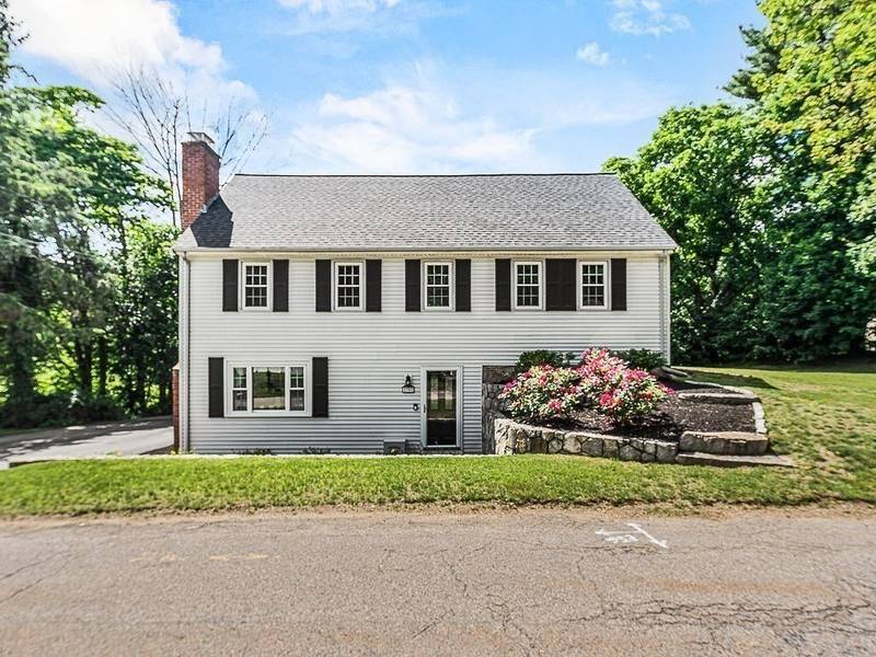 35 Sleepy Hollow Ln, Wrentham, MA 02093