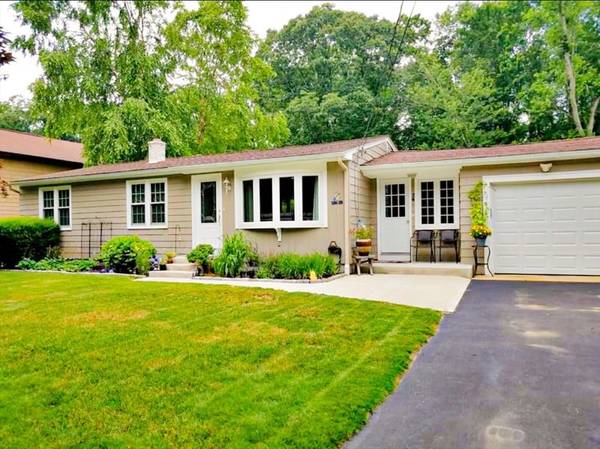 24 Moswansicut Dr, Johnston, RI 02919