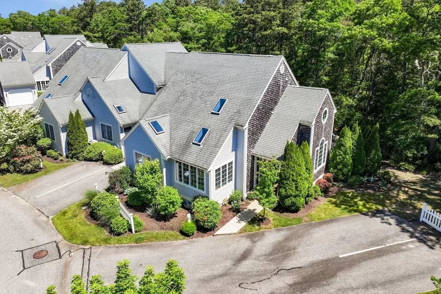 62 Gold Leaf Ln #62, Mashpee, MA 02649