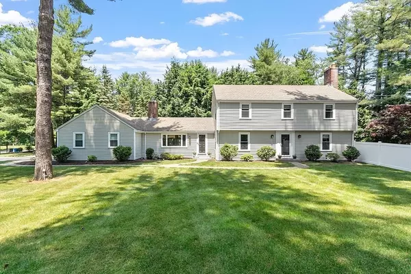 2 Smith Farm Trl, Lynnfield, MA 01940