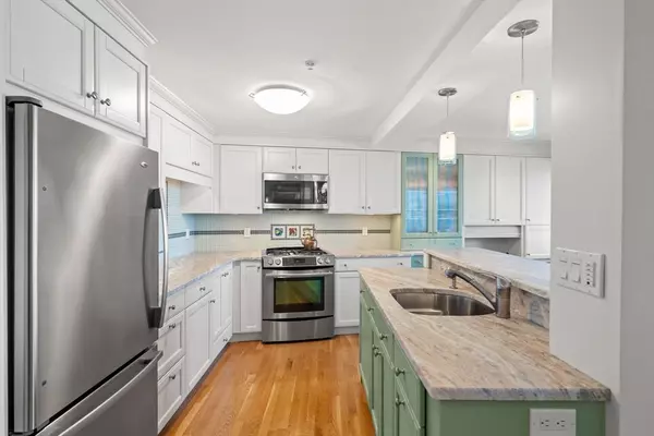 Marblehead, MA 01945,24 Lee St #B10
