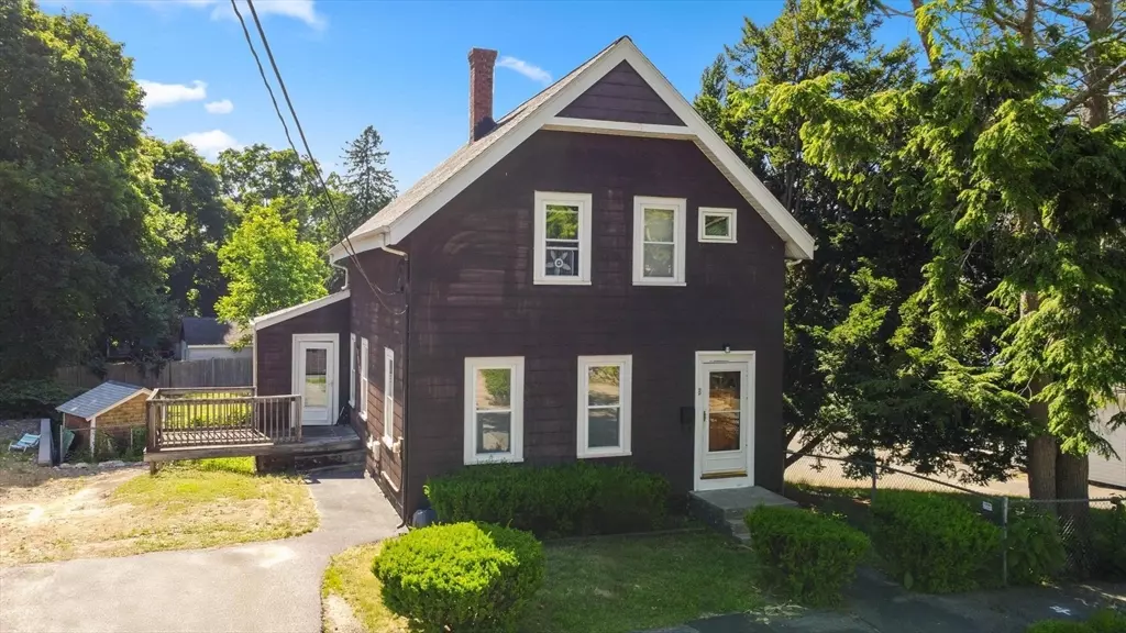 8 Rowe St, Stoneham, MA 02180