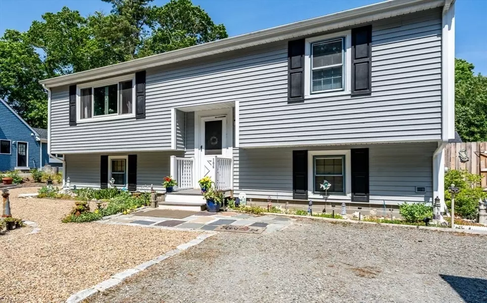 106 Old Great Neck Rd, Mashpee, MA 02649