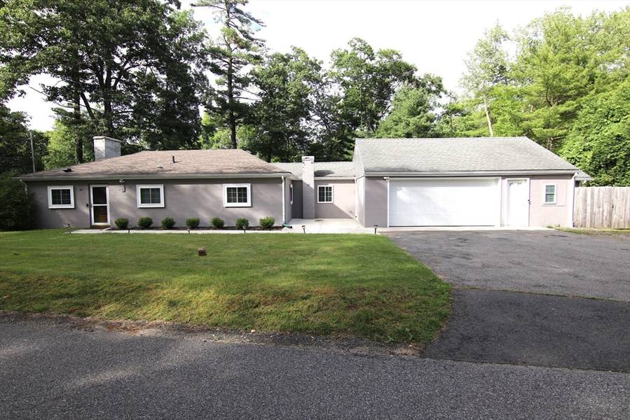 90 Oakwood Rd, Brimfield, MA 01010