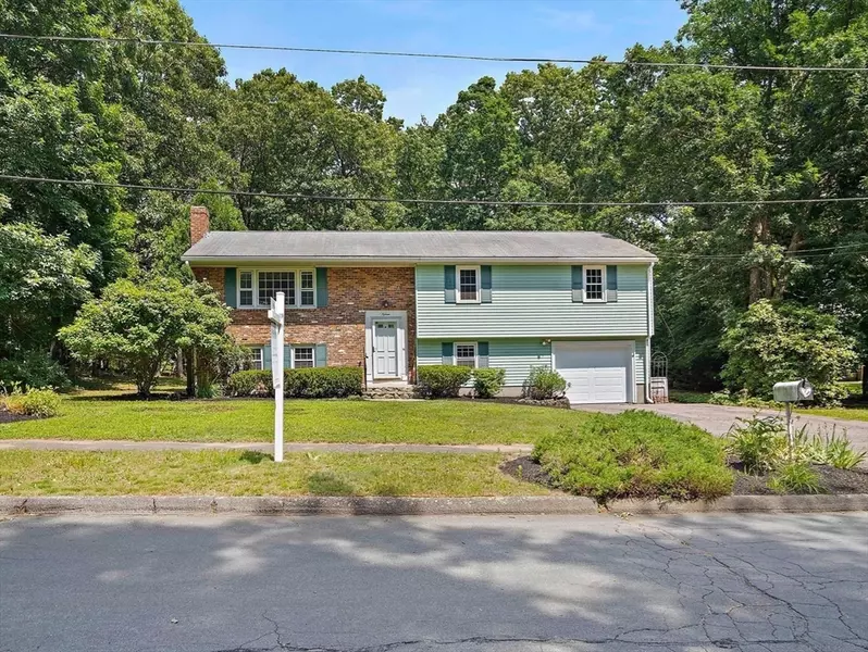 15 Dudley Rd, Holliston, MA 01746