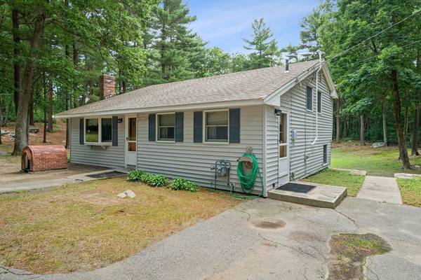 4 Lakeview Rd, Foxboro, MA 02035