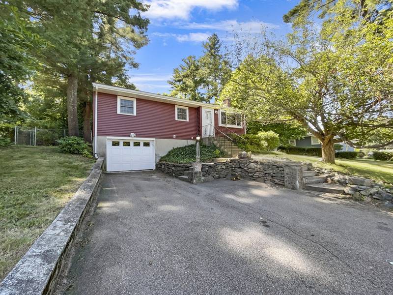 480 Coronation Dr, Franklin, MA 02038