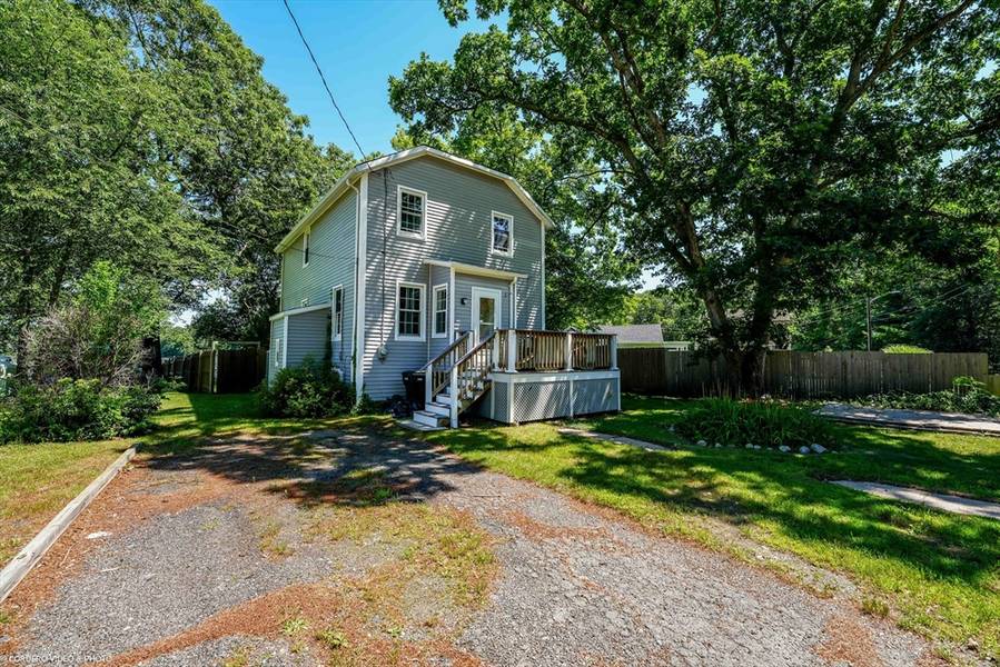 16 Alden Ave, Dartmouth, MA 02747