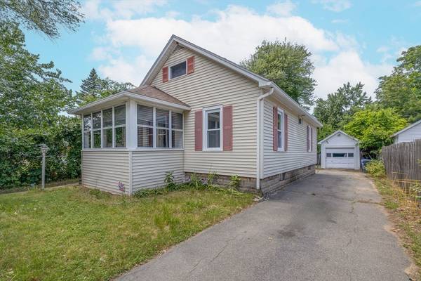 14 Thornfell St, Springfield, MA 01104