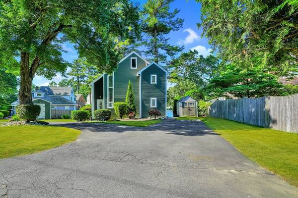 342 Pillings Pond Rd, Lynnfield, MA 01940