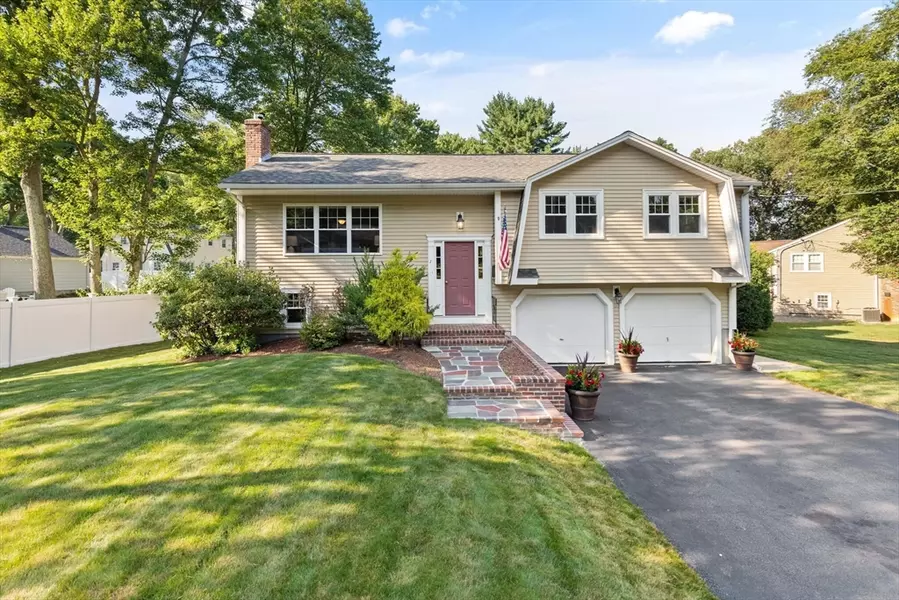 1 Squire Ct, Walpole, MA 02032