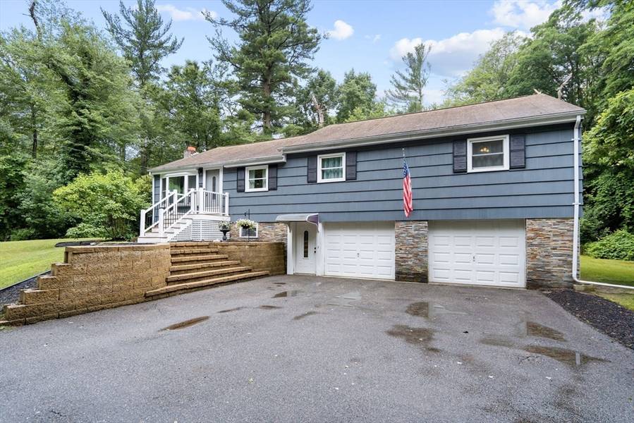 39 Hilltop Rd, Holbrook, MA 02343