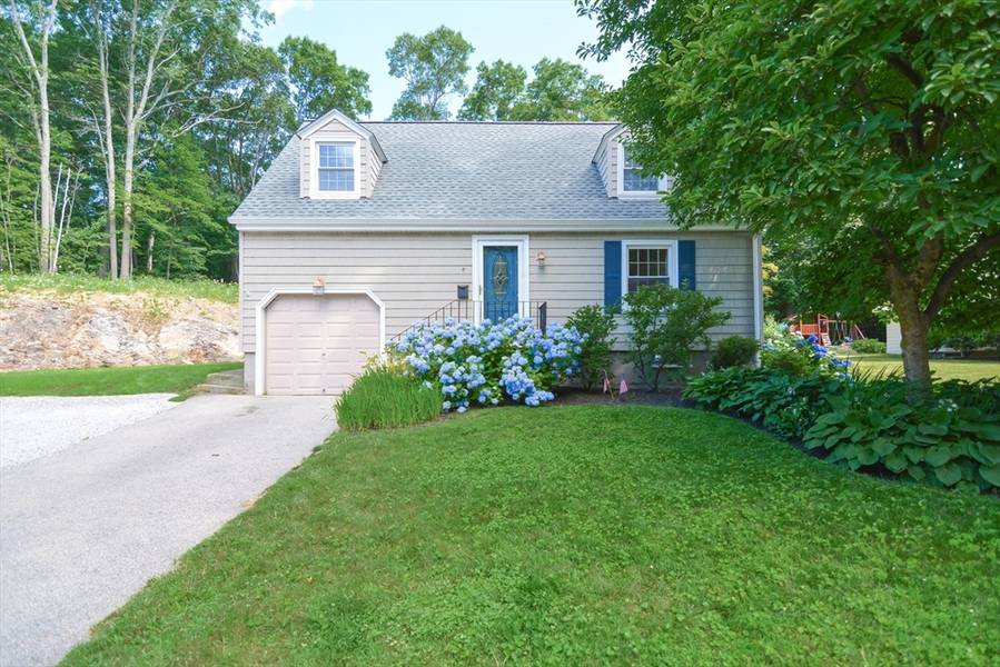 8 Maplewood Rd, Shrewsbury, MA 01545