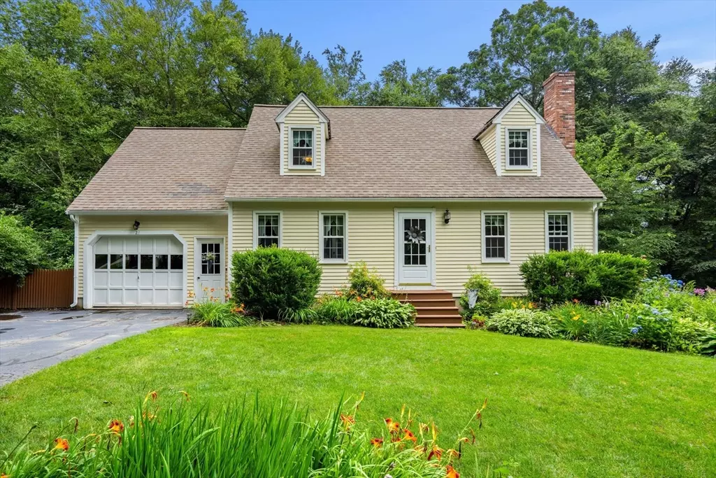 Uxbridge, MA 01569,23 Waucantuck