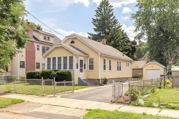 44 Cherrelyn St, Springfield, MA 01104