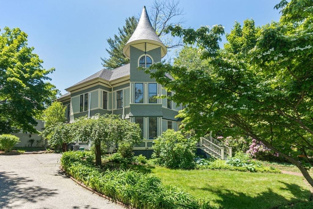 27 Greenleaf St, Amesbury, MA 01913